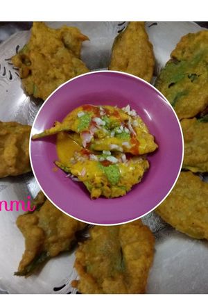 A picture of Palak ke pakode with kadhi.