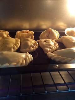 Una foto de Empanadas de jamón y queso (para principiantes) incluye repulgue