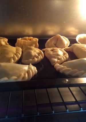 Una foto de Empanadas de jamón y queso (para principiantes) incluye repulgue