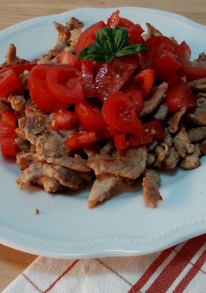 O poză a rețetei Cărnița de vițel cu roșioare.