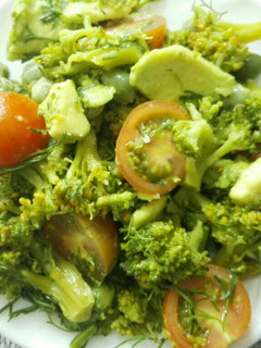Una foto de Ensalada de Brócoli, Arveja y Aguacate