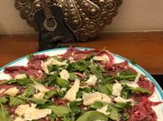 Una foto de carpaccio de ternera con queso