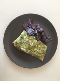 Una foto de Salmón verde con patatas moradas
