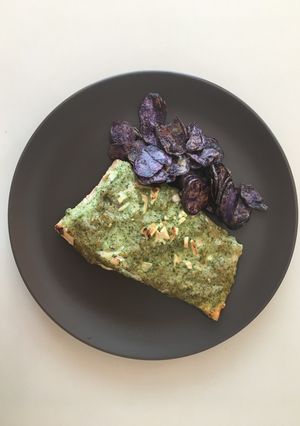 Una foto de Salmón verde con patatas moradas