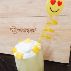 A picture of Mango 🥭 shake with ice-cream.
