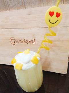 A picture of Mango 🥭 shake with ice-cream.