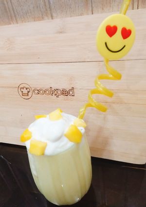 A picture of Mango 🥭 shake with ice-cream.
