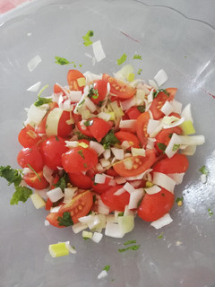 Una foto de Ensalada tomate Cherry-cebollín