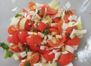 Una foto de Ensalada tomate Cherry-cebollín