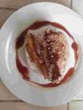 Filete de Pescado con Arroz blanco y Salsa de vino tinto