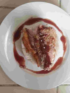 Una foto de Filete de Pescado con Arroz blanco y Salsa de vino tinto
