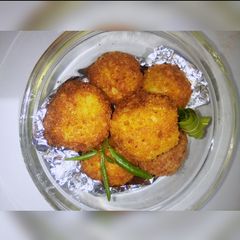 A picture of Crispy golden yam balls.