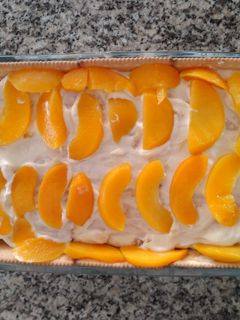 Una foto de Torta de crema y duraznos