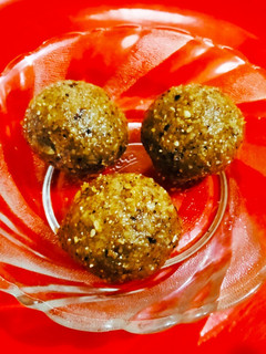 शिळ्या पोळीचा शाही लाडू (shilya poliche shahi ladoo recipe in marathi) रेसिपी चे मुख्य फोटो
