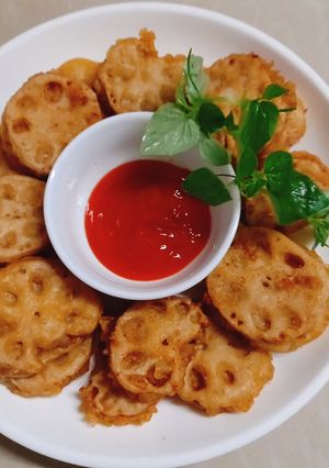 Hình của món Củ sen kẹp thịt chiên giòn.