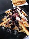 Waffles con salsa de arándanos sin azúcar
