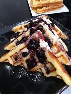 Una foto de Waffles con salsa de arándanos sin azúcar