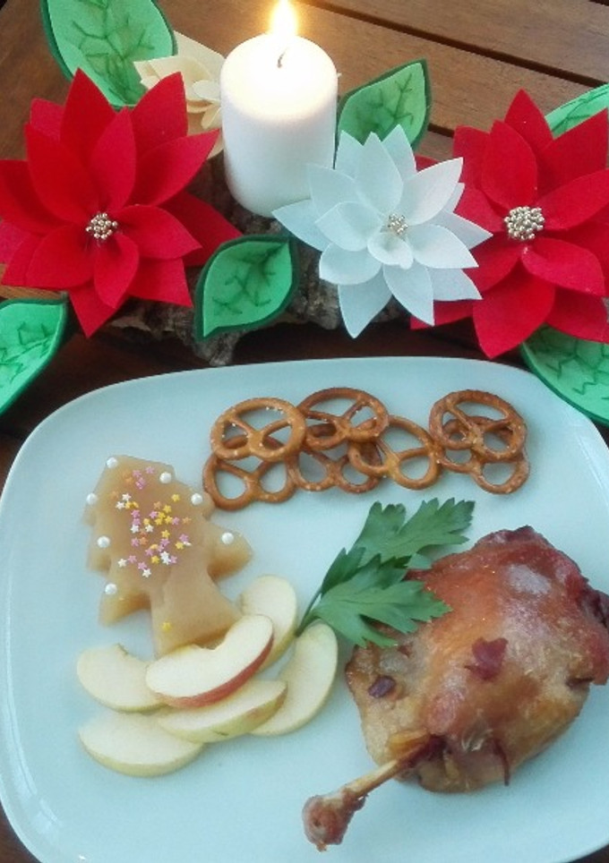 Una foto de Pato confitado con compota de manzana en gelatina