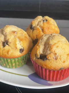 Una foto de Magdalenas con nueces y chocolate