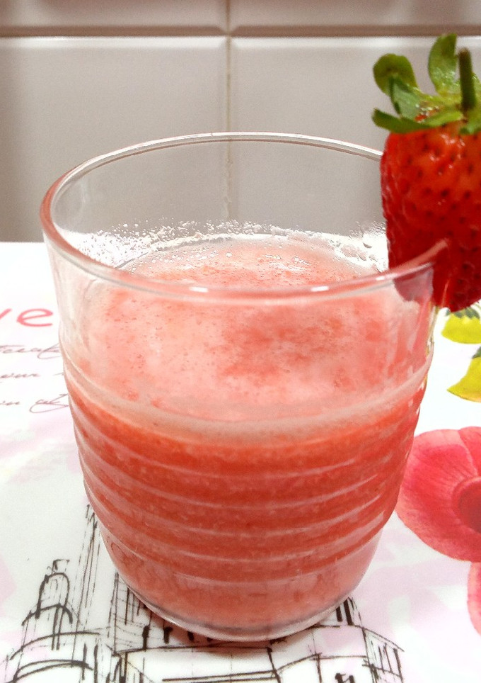 Una foto de Zumo de fresa, plátano y manzana 🍓🍌🍎