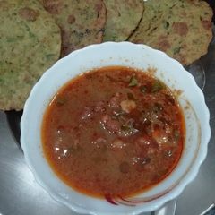 A picture of Methi puri and black chana.