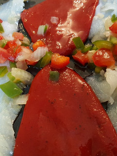Una foto de Ensalada de bacalao ahumado y pimientos del piquillo