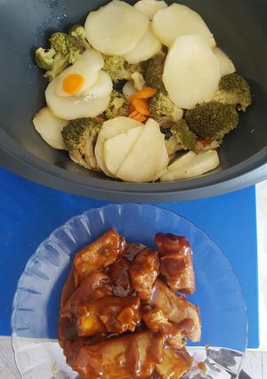 Una foto de Costillas a la bbk con patatas y brócoli. Thermomix