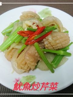 魷魚洋蔥炒芹菜(簡單料理) 的食譜成品照片