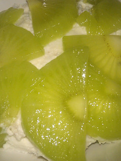 Una foto de Requesón con dulce de frambuesa y kiwi