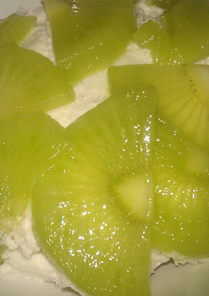 Una foto de Requesón con dulce de frambuesa y kiwi