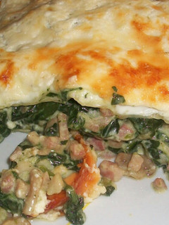 Una foto de Lasaña de espinacas, bacon y champiñones