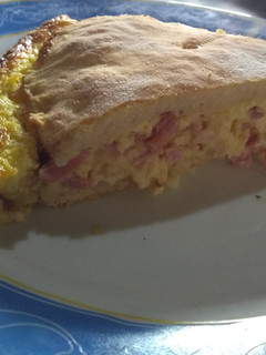 Una foto de Tarta de jamón y queso con masa casera...