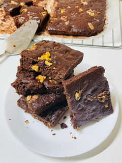 A picture of Eggless Walnut Brownie Cake.