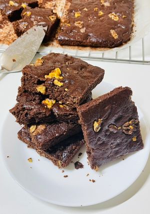 A picture of Eggless Walnut Brownie Cake.
