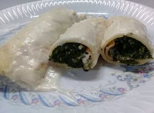 Una foto de Canelones Rellenos de espinaca con tres quesos y bechamel ✔😋