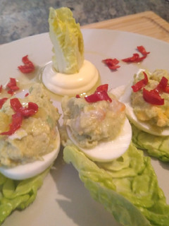 Una foto de Huevos rellenos de aguacate y gambas