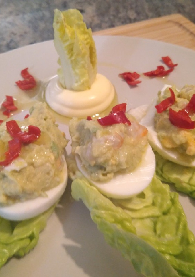 Una foto de Huevos rellenos de aguacate y gambas