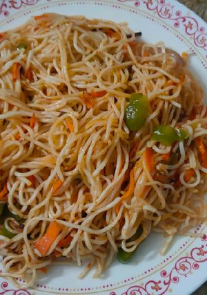 गार्लिक फ्लेवर नूडल्स (Garlic flavour noodles recipe in hindi) रेसिपी मुख्य फोटो