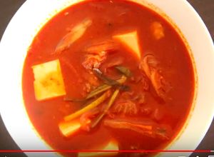 Hình của món Canh kim chi cải thảo thịt ba chỉ.