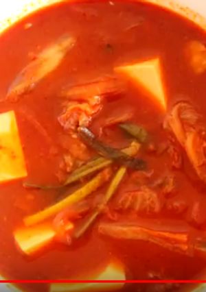 Hình của món Canh kim chi cải thảo thịt ba chỉ.