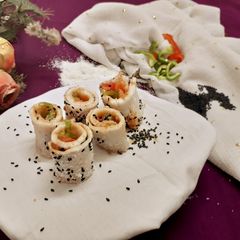 A picture of Dhokla sushi with Bell peppers.