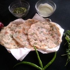 A picture of Onion uthappam.