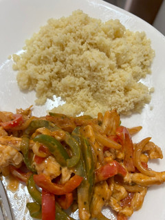 Una foto de Cuscús con pollo y pimientos