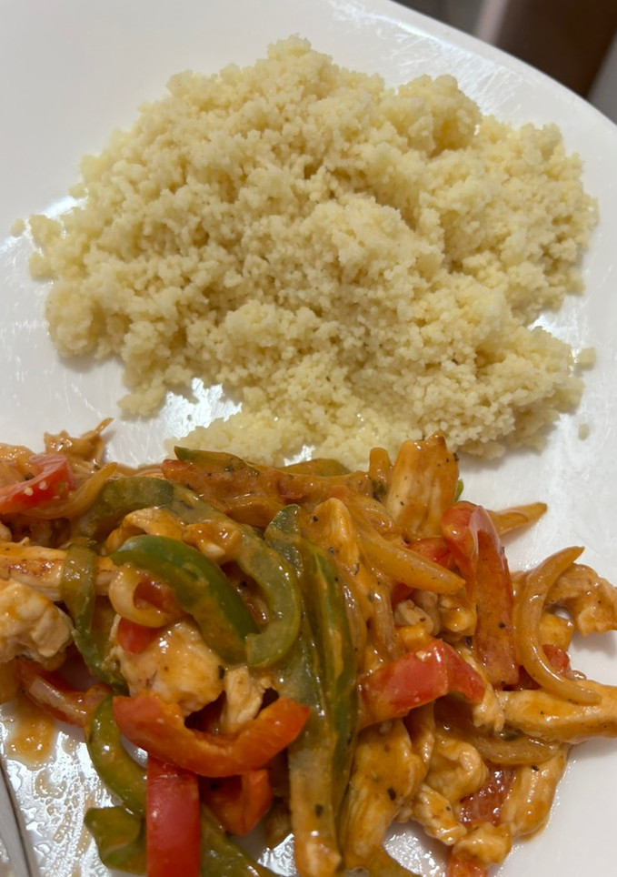 Una foto de Cuscús con pollo y pimientos