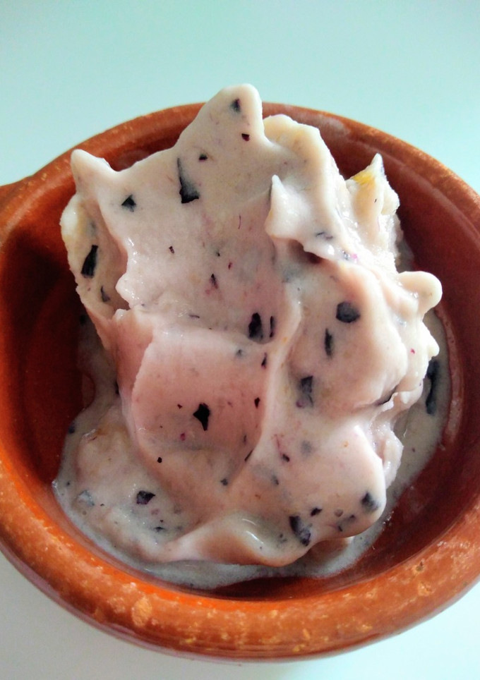 Una foto de Helado de plátano y uvas