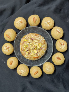 आटा ड्राई फ्रूट के लड्डू (atta dry fruit ke ladoo recipe in Hindi) रेसिपी मुख्य फोटो