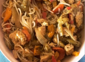 Una foto de Wok de fideos de arroz, pollo y vegetales