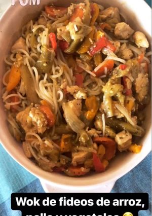 Una foto de Wok de fideos de arroz, pollo y vegetales