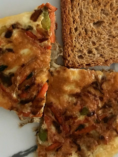 Una foto de Tortilla de verduras y pan tostado