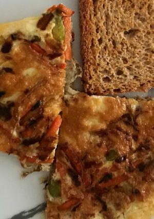 Una foto de Tortilla de verduras y pan tostado